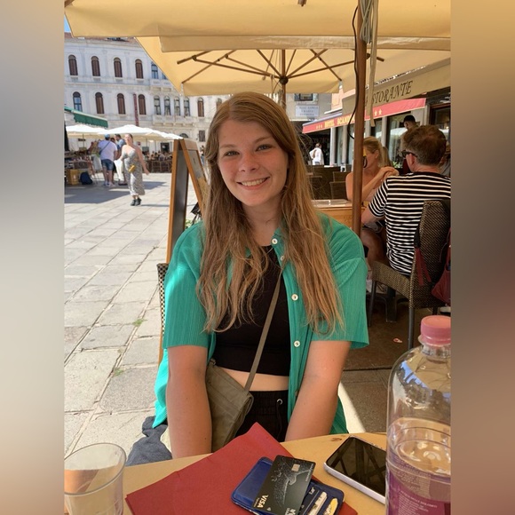 Meet your Posher, Hannah - Picture 2 of 11